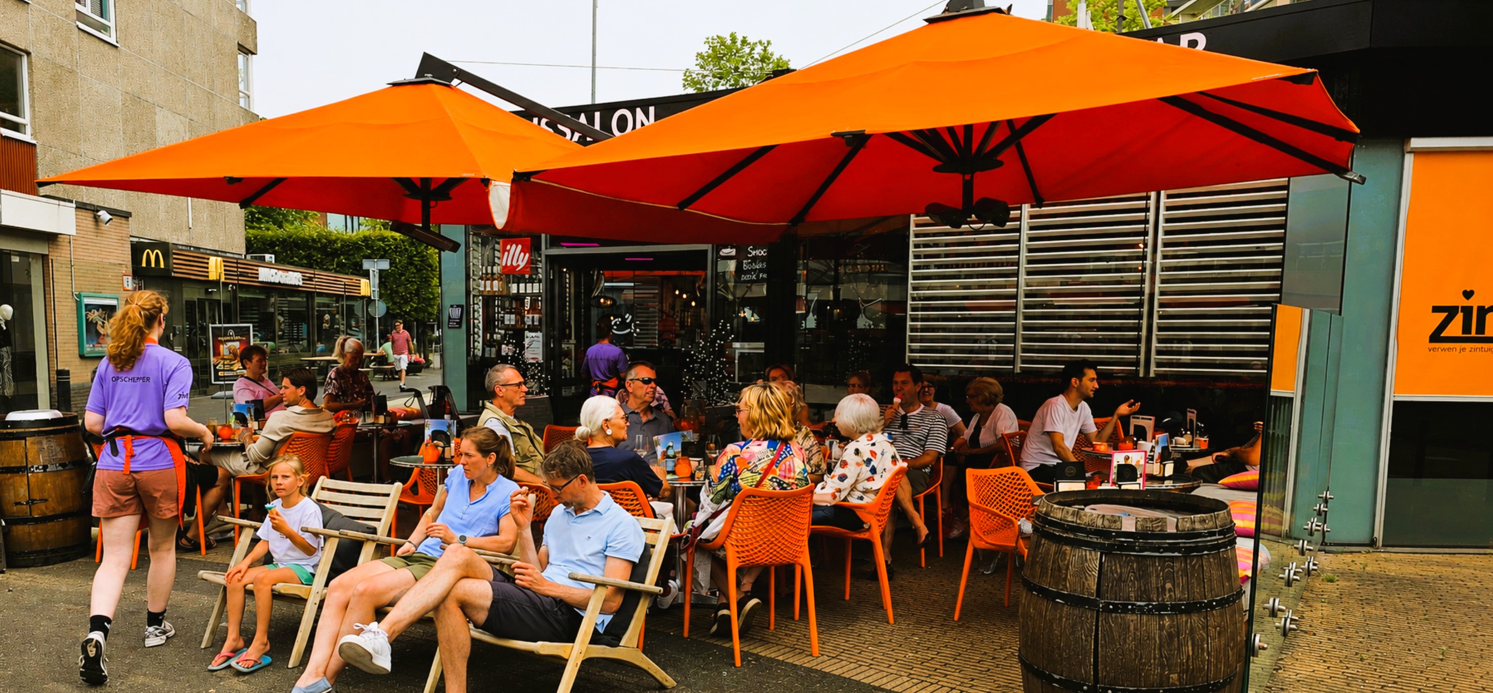 Druk en gezellig terras bij Zinn Voorburg