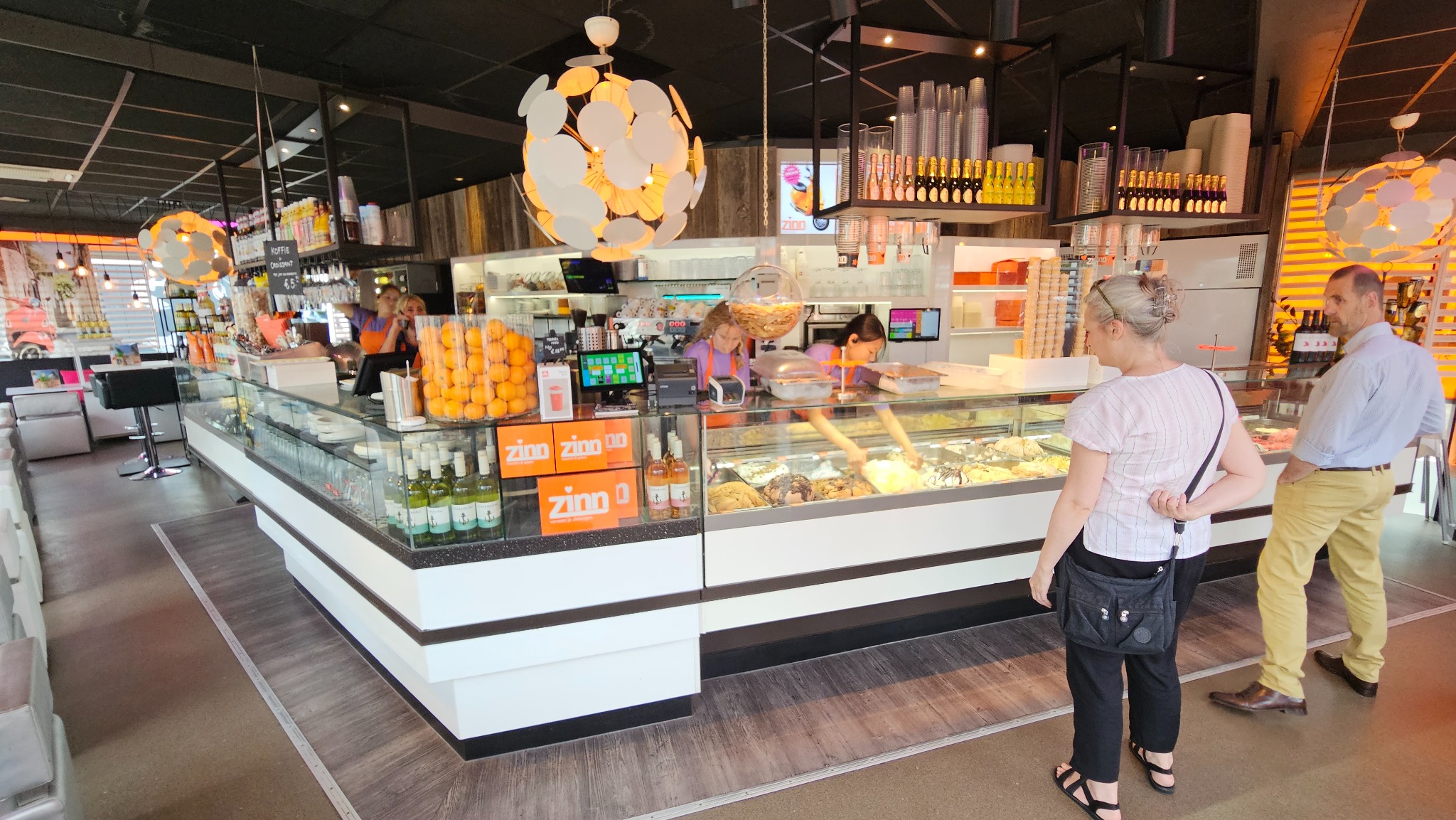 Interieur en ijsvitrine van Zinn Voorburg