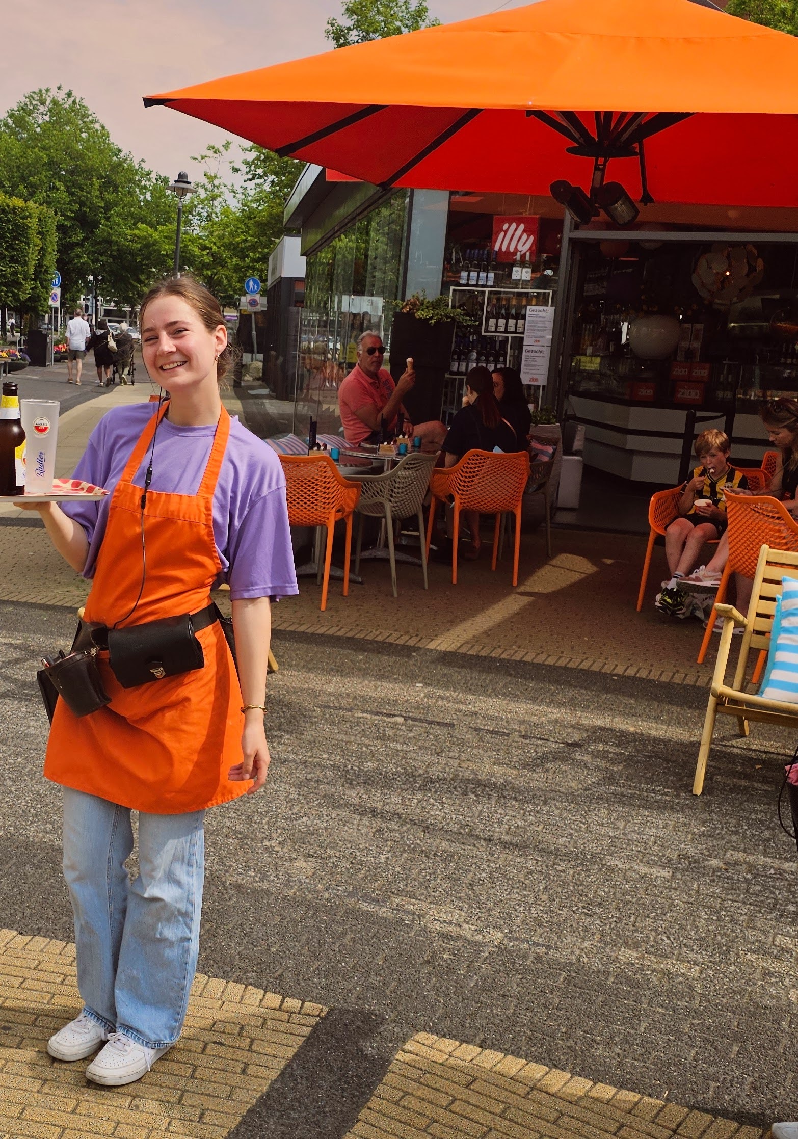 Gastvrije bediening op het terras van Zinn Voorburg