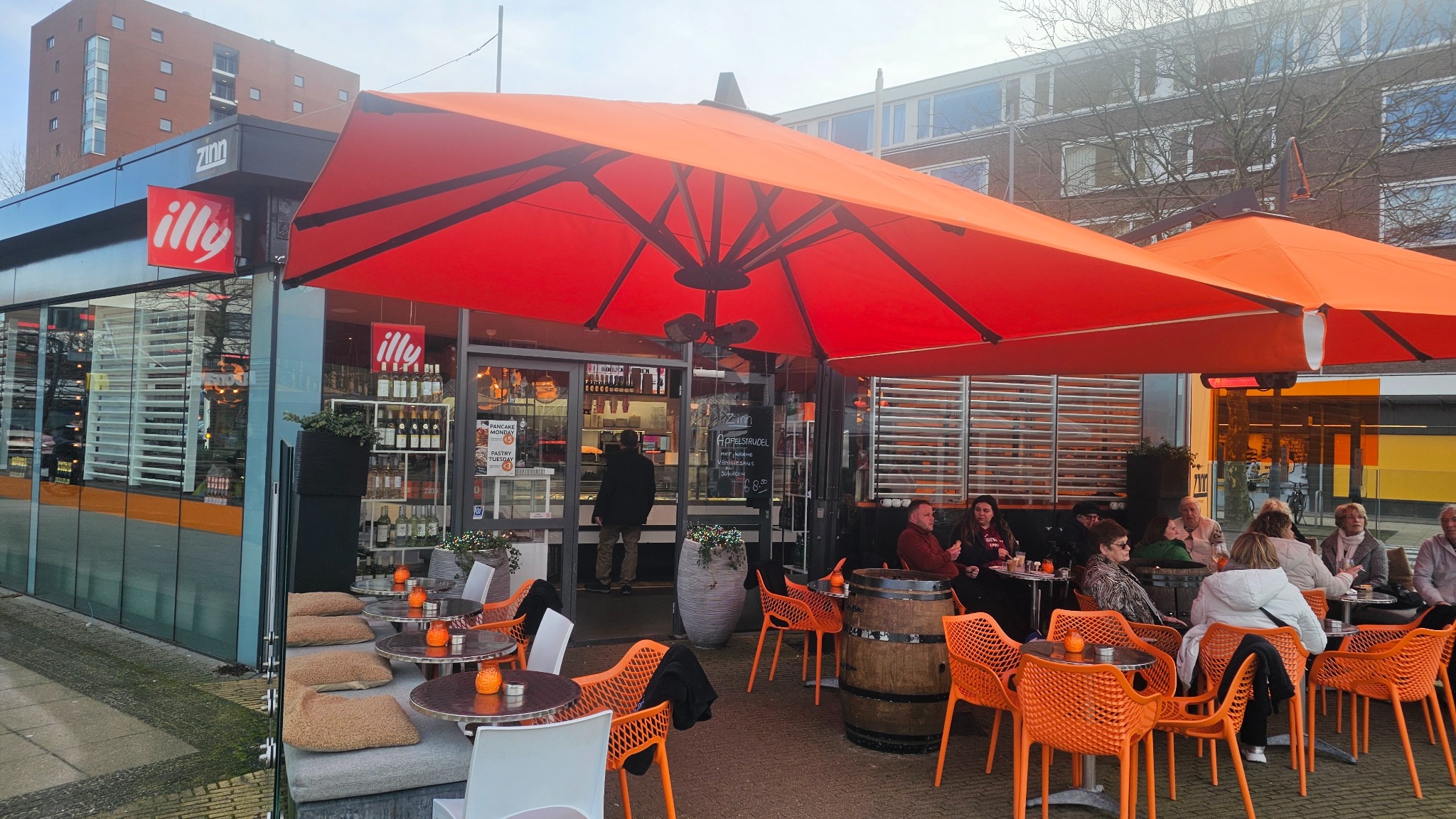 Gasten genieten op het terras van Zinn Voorburg