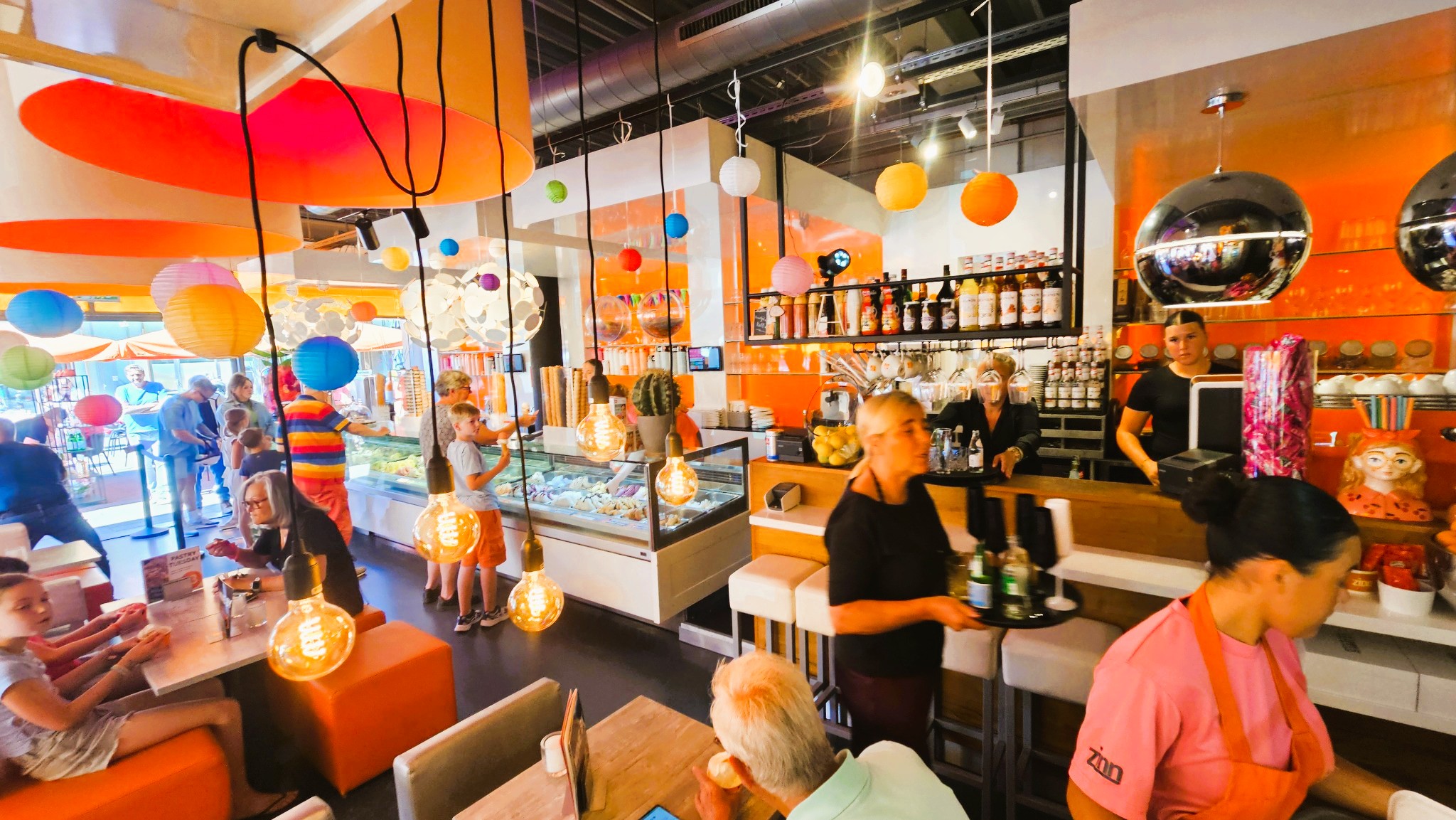 Gasten bij de gelatovitrine van Zinn Zoetermeer